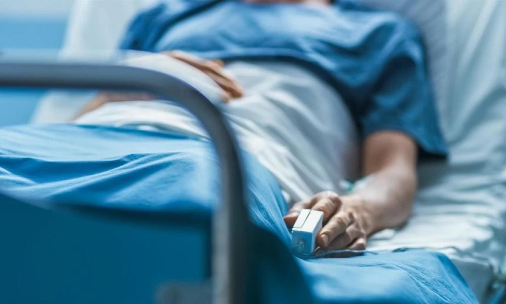 42χρονος δίνει μάχη για τη ζωή μετά από εμβολιασμό με Astrazeneca
